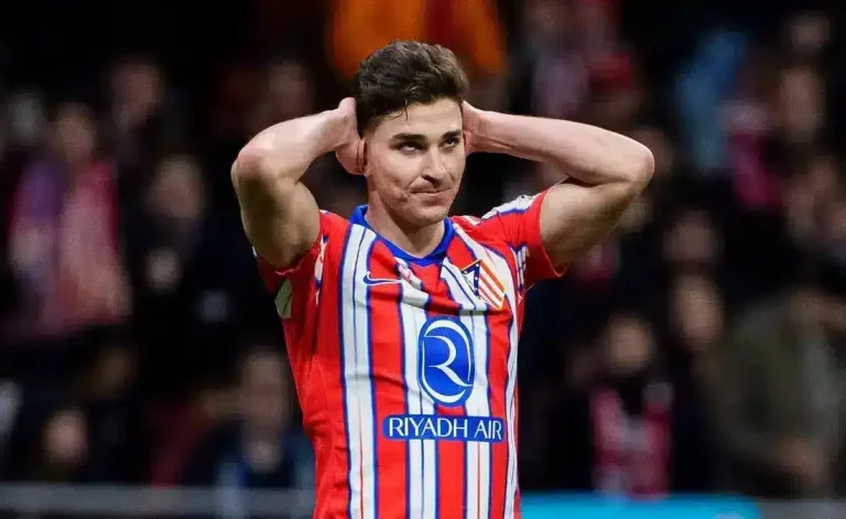 برشلونة وألفاريز: صراع الانتقالات في ظل الضغوط